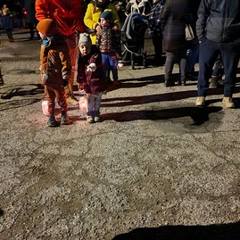 Zväčšiť fotografiu - Lampášiky šťastia počas víkendu rozsvietili veľký klíž - 20231118_170637