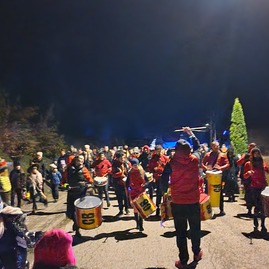 Zväčšiť fotografiu - Lampášiky šťastia počas víkendu rozsvietili veľký klíž - 20231118_173118