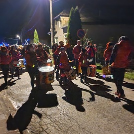 Zväčšiť fotografiu - Lampášiky šťastia počas víkendu rozsvietili veľký klíž - 20231118_173133