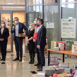 Zväčšiť fotografiu - Láska a pomoc druhým rozžiarili župný vianočný stromček - TSK_vianočný stromček 2021_mini (32 of 84)