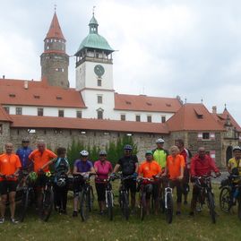 Zväčšiť fotografiu - Lásku k oblohe už roky spájajú s láskou k športu a prírode - Ebicyklisti pre hradom Bouzov 2018