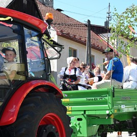 Zväčšiť fotografiu - Malí hasiči, dožinky aj dychovka