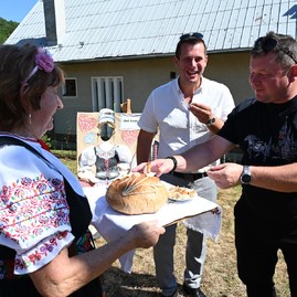 Zväčšiť fotografiu - Malí hasiči, dožinky aj dychovka