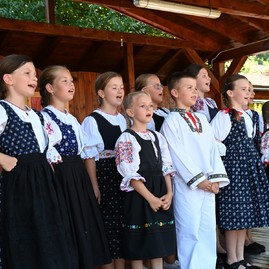 Zväčšiť fotografiu - Malí hasiči, dožinky aj dychovka