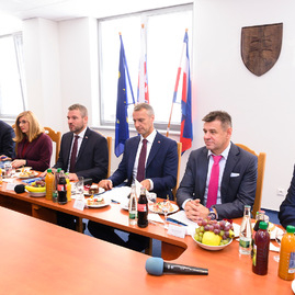 Malý formát vlády sr po prvýkrát zasadol v trenčianskom kraji, slávnostne poklepaný bol aj základný kameň hokejovej akadémie - 20191011_TSK_Pellegrini_123w