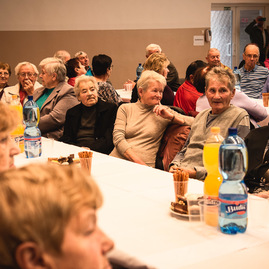 Zväčšiť fotografiu - Mesiac úcty k starším pokračuje ďalšími milými stretnutiami - TSK_seniori_mini-10