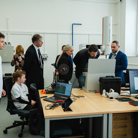 Zväčšiť fotografiu - Miesto, kde sa kreativita stáva realitou - TNuni_FabLab_otvorenie_mini (21 of 48)