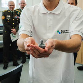 Zväčšiť fotografiu - Miesto, kde sa kreativita stáva realitou - TNuni_FabLab_otvorenie_mini (24 of 48)