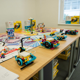 Zväčšiť fotografiu - Miesto, kde sa kreativita stáva realitou - TNuni_FabLab_otvorenie_mini (35 of 48)