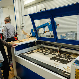 Zväčšiť fotografiu - Miesto, kde sa kreativita stáva realitou - TNuni_FabLab_otvorenie_mini (42 of 48)