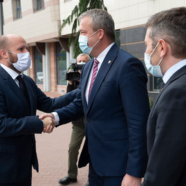 Zväčšiť fotografiu - Minister obrany slovenskej republiky výjazdovo rokoval v trenčianskom kraji - 20200514_TSK_minister_Nad_001w