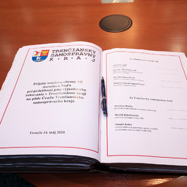 Zväčšiť fotografiu - Minister obrany slovenskej republiky výjazdovo rokoval v trenčianskom kraji - 20200514_TSK_minister_Nad_005w