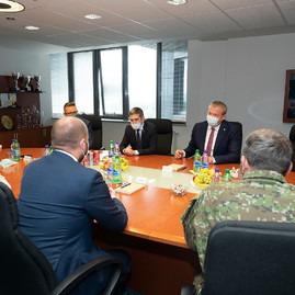 Zväčšiť fotografiu - Minister obrany slovenskej republiky výjazdovo rokoval v trenčianskom kraji - 20200514_TSK_minister_Nad_012w