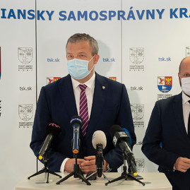 Zväčšiť fotografiu - Minister obrany slovenskej republiky výjazdovo rokoval v trenčianskom kraji - 20200514_TSK_minister_Nad_018w