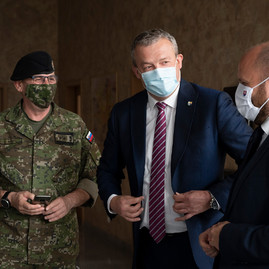 Zväčšiť fotografiu - Minister obrany slovenskej republiky výjazdovo rokoval v trenčianskom kraji - 20200514_TSK_minister_Nad_029w
