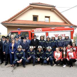 Minister vnútra sr odovzdal v trenčianskom kraji ďalšie hasičské vozidlá - hradna0204