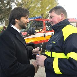 Minister vnútra sr odovzdal v trenčianskom kraji ďalšie hasičské vozidlá - novaves0495