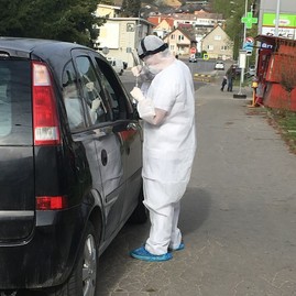 Zväčšiť fotografiu - Mobilná odberová jednotka funguje už aj pri bojnickej nemocnici - NsP Prievidza_odberné miesto 2