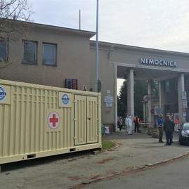 Zväčšiť fotografiu - Mobilná odberová jednotka funguje už aj pri bojnickej nemocnici - NsP Prievidza_odberné miesto 3