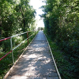 Zväčšiť fotografiu - Modernizácia železnice priniesla pre obyvateľov trenčianskeho kraja viaceré benefity - Asfaltovanie chodníka v m.č. Nosice - pôvodny stav