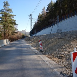 Zväčšiť fotografiu - Modernizácia železnice priniesla pre obyvateľov trenčianskeho kraja viaceré benefity - Nový asfaltový koberec medzi m.č. Horný a Dolný Milochov + osadenie betónových zvodidiel - pôvodný stav