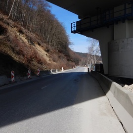 Zväčšiť fotografiu - Modernizácia železnice priniesla pre obyvateľov trenčianskeho kraja viaceré benefity - Oprava komunikácie II_507 pri Východnom portáli tunela Diel - pôvodný stav