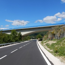 Zväčšiť fotografiu - Modernizácia železnice priniesla pre obyvateľov trenčianskeho kraja viaceré benefity - Oprava komunikácie II_507 pri Západnom portáli tunela Diel - nový stav