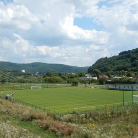 Zväčšiť fotografiu - Modernizácia železnice priniesla pre obyvateľov trenčianskeho kraja viaceré benefity - Preložka futbalového ihriska na ostrove v m.č. Nosice