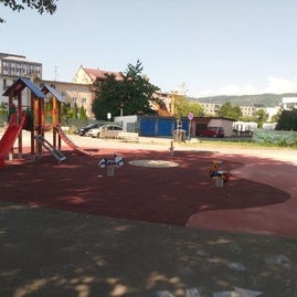 Zväčšiť fotografiu - Modernizácia železnice priniesla pre obyvateľov trenčianskeho kraja viaceré benefity - Vybudované detské ihrisko v Považskej Bystrici