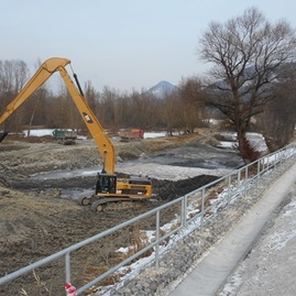 Zväčšiť fotografiu - Modernizácia železnice priniesla pre obyvateľov trenčianskeho kraja viaceré benefity - Zemné úpravy pri rybníkoch v Považskej Bystrici (Slavojka) - počas prác