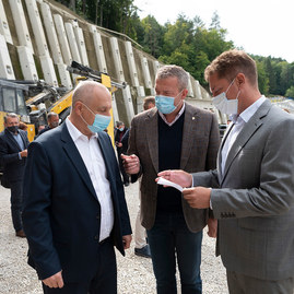 Zväčšiť fotografiu - Motoristi môžu využívať novú cestu spájajúcu miestnu časť považskej bystrice s púchovom - 20200907_MILOCHOV_tunel_001w