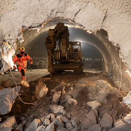 Zväčšiť fotografiu - Motoristi môžu využívať novú cestu spájajúcu miestnu časť považskej bystrice s púchovom - 20200907_MILOCHOV_tunel_042w