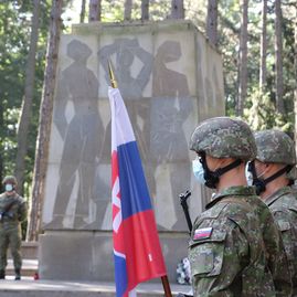 Zväčšiť fotografiu - Na brezine sa opäť spomínalo na hrdinov slovenského národného povstania - IMG_1050