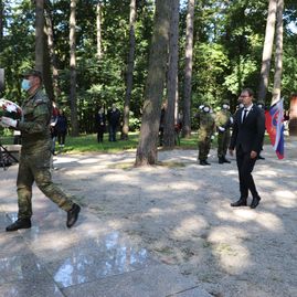 Zväčšiť fotografiu - Na brezine sa opäť spomínalo na hrdinov slovenského národného povstania - IMG_1069