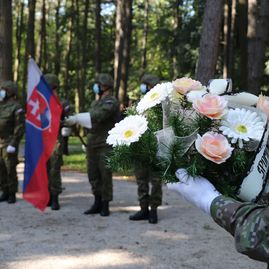 Zväčšiť fotografiu - Na brezine sa opäť spomínalo na hrdinov slovenského národného povstania - IMG_1084