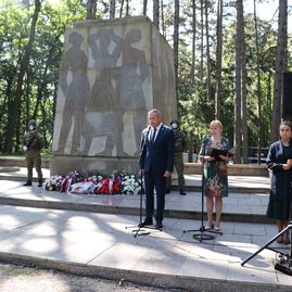 Zväčšiť fotografiu - Na brezine sa opäť spomínalo na hrdinov slovenského národného povstania - IMG_1117