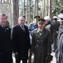 Zväčšiť fotografiu - Na brezine zaznel odkaz generáciám: zabráňte, nech sa vojna už nikdy nestane.