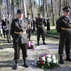 Zväčšiť fotografiu - Na brezine zaznel odkaz generáciám: zabráňte, nech sa vojna už nikdy nestane.