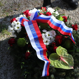 Zväčšiť fotografiu - Na brezine zaznel odkaz generáciám: zabráňte, nech sa vojna už nikdy nestane.