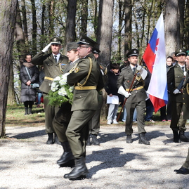 Zväčšiť fotografiu - Na brezine zaznel odkaz generáciám: zabráňte, nech sa vojna už nikdy nestane.