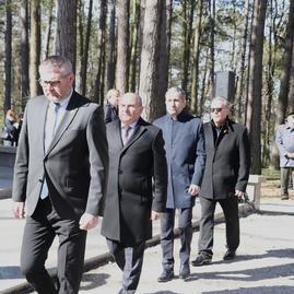 Zväčšiť fotografiu - Na brezine zaznel odkaz generáciám: zabráňte, nech sa vojna už nikdy nestane.