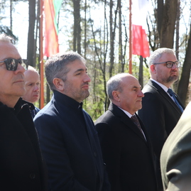 Zväčšiť fotografiu - Na brezine zaznel odkaz generáciám: zabráňte, nech sa vojna už nikdy nestane.