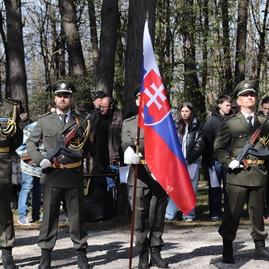 Zväčšiť fotografiu - Na brezine zaznel odkaz generáciám: zabráňte, nech sa vojna už nikdy nestane.