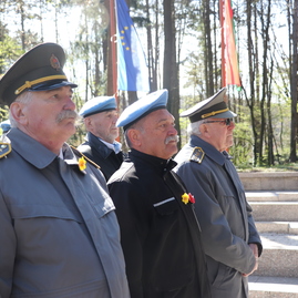 Zväčšiť fotografiu - Na brezine zaznel odkaz generáciám: zabráňte, nech sa vojna už nikdy nestane.