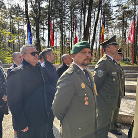 Zväčšiť fotografiu - Na brezine zaznel odkaz generáciám: zabráňte, nech sa vojna už nikdy nestane.
