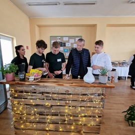 Zväčšiť fotografiu - Na gastrodňoch to opäť hýrilo farbami a vôňami, zabrať dostali najmä chuťové poháriky - 20230428_100547