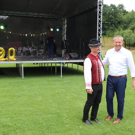 Zväčšiť fotografiu - Na hornej nitre sa ľudia bavia, oslavujú a spievajú - IMG_1480