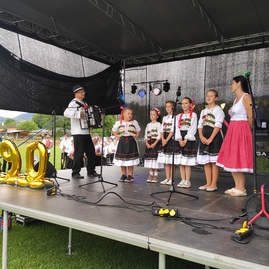 Zväčšiť fotografiu - Na hornej nitre sa ľudia bavia, oslavujú a spievajú - IMG_20220730_160426