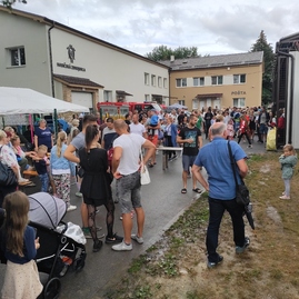 Zväčšiť fotografiu - Na hornej nitre sa ľudia bavia, oslavujú a spievajú - IMG_20220730_165504