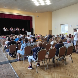 Zväčšiť fotografiu - Na hornej nitre sa ľudia bavia, oslavujú a spievajú - IMG_20220730_172631